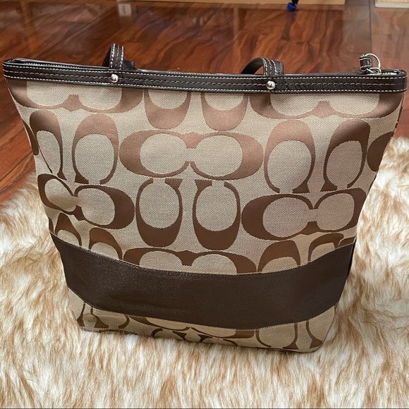 Signature Coach shoulder bag - Picture 7 of 9